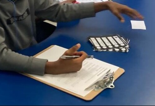 Planche à documents avec la liste des noms des élèves votants