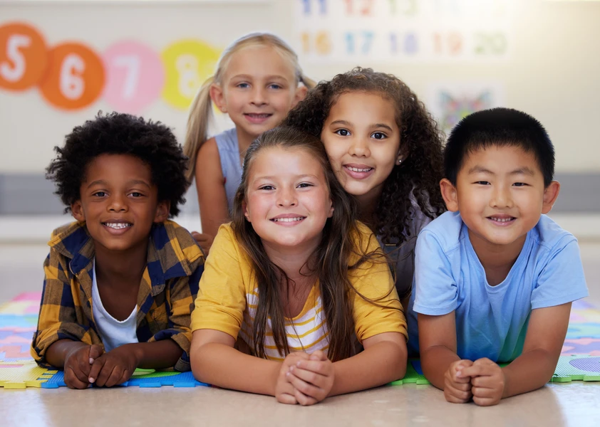 Groupe d'élèves de différentes ethnies souriants