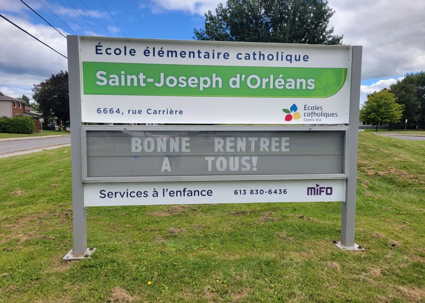 affiche devant l'école de SJO avec message de Bonne rentrée à tous
