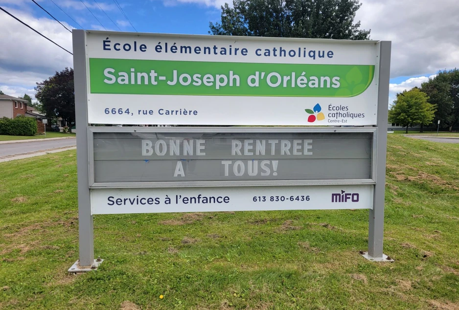 affiche devant l'école de SJO avec message de Bonne rentrée à tous