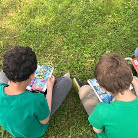 élèves qui lisent à l'extérieur