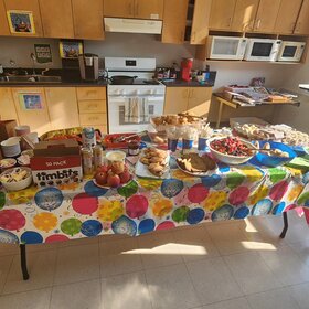 En signe de reconnaissance, les membres du personnel ont préparé un déjeuner pour les bénévoles de SJO